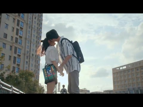 Видео: Красивый босс ревнует и целует Золушку на публике