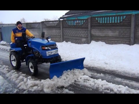 Видео: Уборка талого снега с проезжей части мототрактором минитрактором