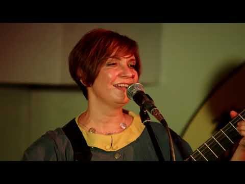 Видео: Л.Чебоксарова - Пане-панове (перевод Б.Окуджавы)