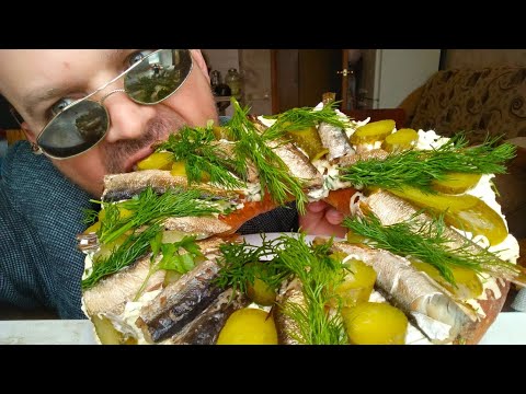 Видео: МУКБАНГ МЕГАБУТЕРБРОД со шпротами / MUKBANG megaSandwiches with sprats