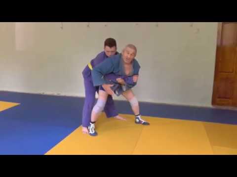 Видео: Бросок через спину с захватом руки под плечо