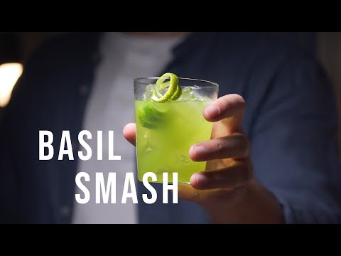 Видео: GIN BASIL SMASH | БАЗИЛИКОВЫЙ СОКРУШИТЕЛЬ | Коктейль с базиликом и джином