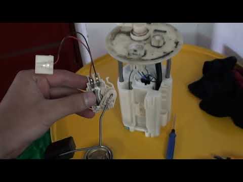 Видео: Замена топливного фильтра на Тойота Приус NHW 20 / Replacing the fuel filter on Toyota Prius NHW 20