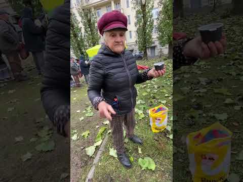 Видео: Водитель Майбаха кормит бездомных и нуждающихся 