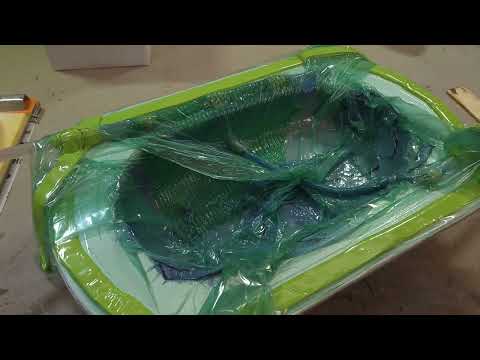 Видео: Вакуумная инфузия дорейд-бокса и выравнивание палубы стеклянными микрошариками. Эпизод 97