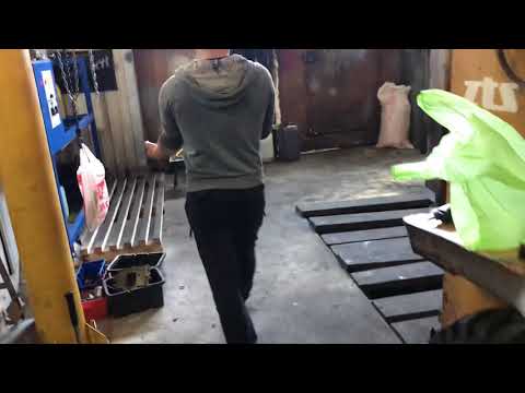 Видео: Регулировка предохранительных клапанов на гидронасосе мкрн с мини погрузчика мксм 800 мксм 1000.