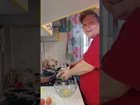 Видео: Готовим дома: пирог с яблоками (шарлотка) из 1кг яблок:)