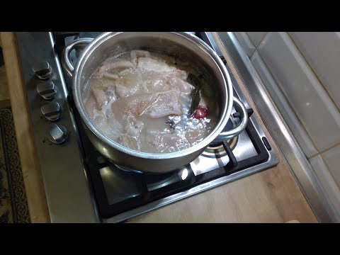 Видео: Деликатес из свиных шкурок. Ну очень вкусно.