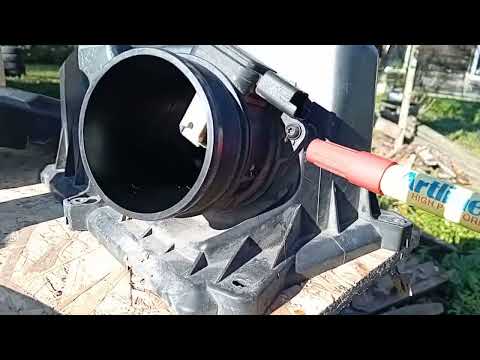 Видео: Replacing the air flow meter on a Volvo V50 2.0 D/Замена ДМРВ VOLVO V50 2.0 D