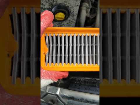 Видео: Замена воздушного фильтра на дизельном Рено Дастере 1 поколения