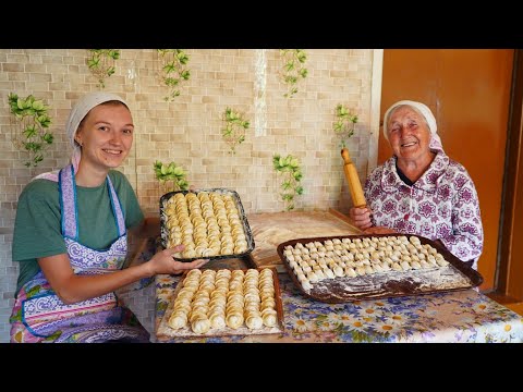Видео: НАЛЕПИЛИ ПЕЛЬМЕНЕЙ С БАБУШКОЙ | ДЕРЕВЕНСКИЕ ЗАБОТЫ | ЗАПАСАЕМ ЕДЫ В ПРОК
