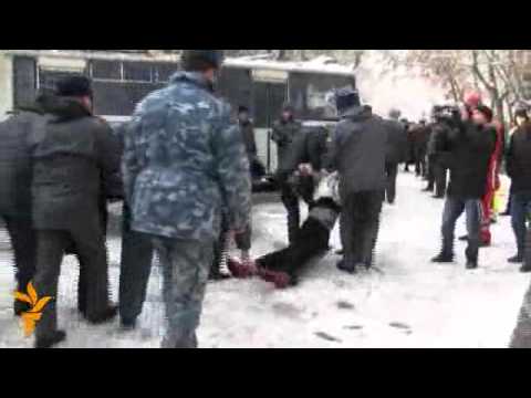 Видео: Бишкектеги тергөө абагында тополоң чыкты