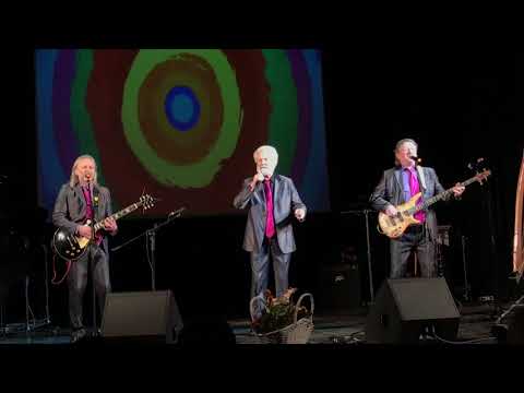 Видео: ВИА Поющие гитары Песенка велосипедистов