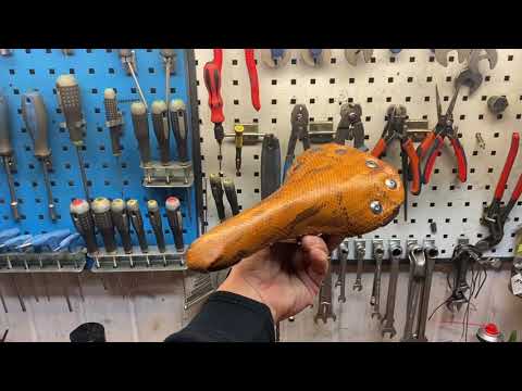 Видео: Презент на Новый Год для шефа, перетяжка велосипедного сиденья кожей удава