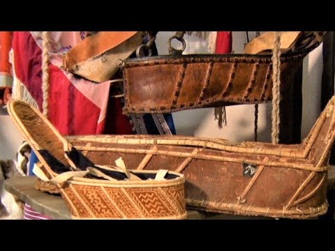 Видео: Югорская медведица научила девочку делать изделия из бересты