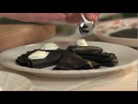 Видео: Черные блинчики с красной икрой