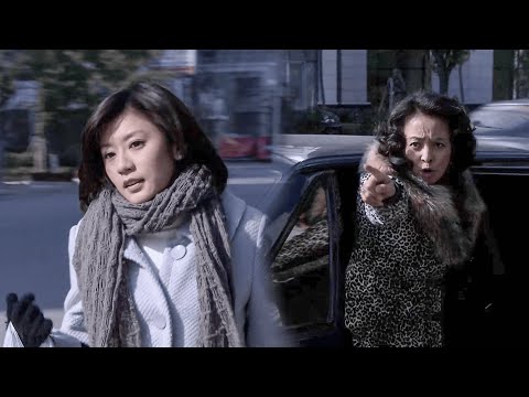 Видео: Богатая женщина сбила женщину с ног, кричит: не соблазняй моего сына!