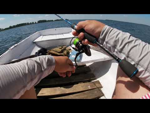 Видео: Спиннинг на озере. Джиг - поиск активного окуня летом в жару.