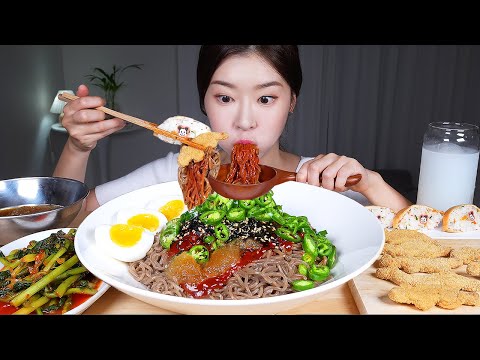 Видео: ASMR MUKBANG | Острая гречневая лапша Бибим, наггетсы динозавров, суши с тофу, кимчи, перец чили