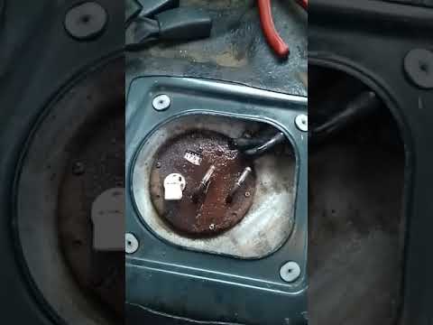 Видео: Замена фильтра топливного насоса мазда 626 gf 1999г. 2.0 бензин, инжектор.