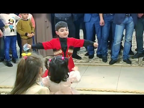 Видео: Гости в ШОКЕ! Мальчик ЗАЖЁГ ЛЕЗГИНКУ на турецкой свадьбе!