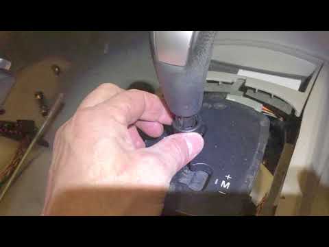 Видео: Сделай сам от ЭНДИ: замена шторки переключения передач на Volvo C70, S60, C30 2009 года