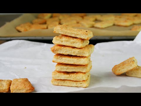 Видео: КРЕКЕРЫ - ПЕЧЕНЬЕ из ЛУКА! Вместо чипсов :) БЮДЖЕТНЫЕ луковые крекеры за 5 минут! Печиво з цибулею.