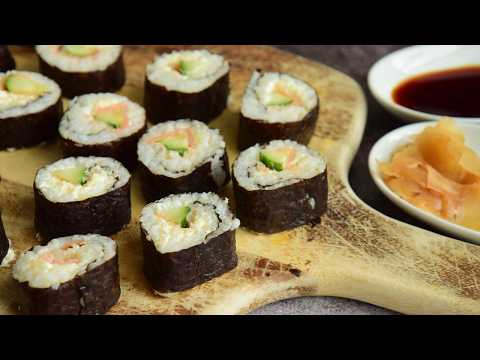 Видео: 🥢 Суши-роллы с копчёным лососем, огурцом и сливочным сыром