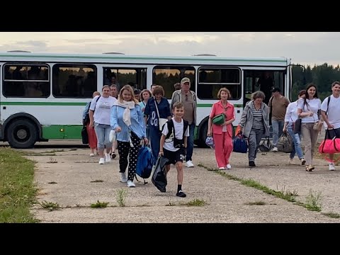 Видео: 279 Встречаем родню в аэропорту🛬Долгожданная встреча ❤️ Дача заросла сорняками😬На доме идут работы👷