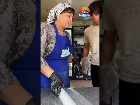 Видео: Один требует деньги — другие помогают бесплатно