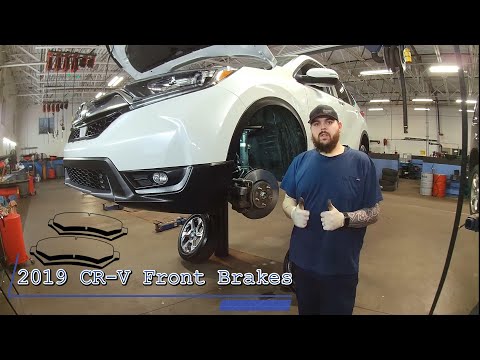 Видео: Honda CR-V 2017-2022 Как заменить передние тормозные колодки