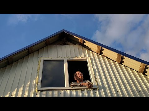 Видео: Дни коротки, работаем впотьмах. Северо-южные окна чердака. Живем в деревне. Сентябрь 2025