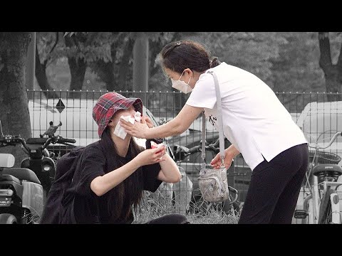 Видео: Что делать, если у девушки вдруг пойдет кровь из носа на улице? | Социальный эксперимент