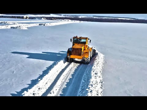 Видео: Тяжелая техника против снега! Тракторы К-701, ДТ-75, МТЗ-1221, МТЗ-82 на расчистке снега зимой!