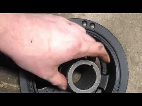 Видео: Установка гармонического демпфера дизельного двигателя GSC 6.5L в моторном отсеке.