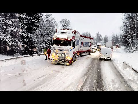 Видео: Снежный циклон в Швеции! Фуры не могут подняться в гору!