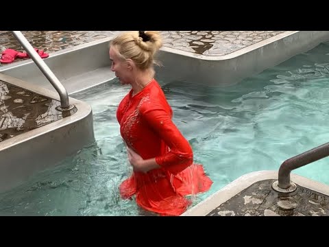 Видео: ВОДОХРЕЩА Купание в Проруби КРЕЩЕНИЕ 2023 Крещенские Купания Winter Ice Bath Swimming in ice hole 13