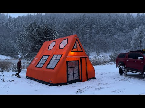 Видео: СНЕЖНЫЙ КЕМПИНГ В ШТОРМ С НАШЕЙ НОВОЙ НАДУВНОЙ ПАЛАТКОЙ