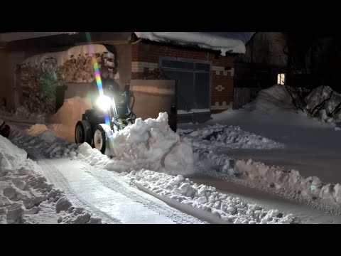 Видео: Чистка снега Мини погрузчиком с ковшом после метели