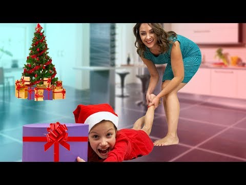 Видео: Вика с Мамой Не ПОДЕЛИЛИ Игрушки ЧЬЯ ЕЛКА ВКУСНЕЕ Mistery Box Switch Up Challenge / Вики Шоу