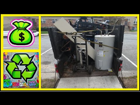 Видео: Погрузочно-разгрузочные работы в мусорные контейнеры и сбор металлолома. Переработка отходов. Тяж...