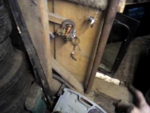 Видео: Chrysler voyager 3. Замена стекла раздвижной двери.