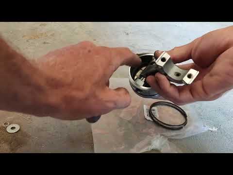 Видео: Установка поршневых колец 168f