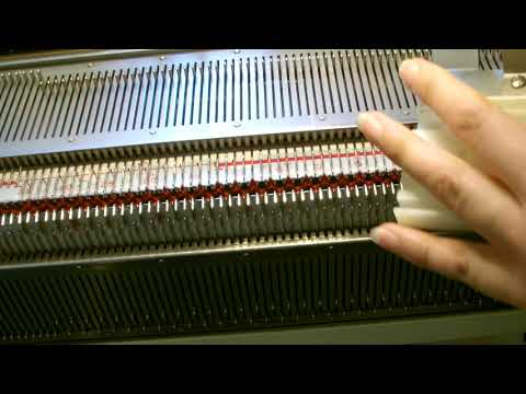 Видео: Резинка на двухфонтурной машине для начинающих