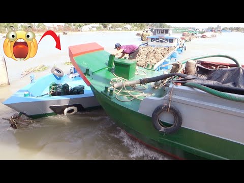 Видео: [696] Столкновение железных лодок с баржами, перевозящими грунт, очень опасно