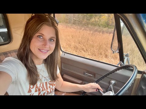 Видео: Распиливаем это чудовищное сосновое бревно на настил для прицепа