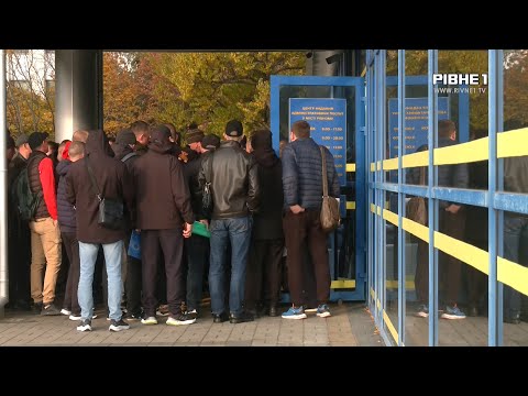 Видео: Нові правила відстрочки: рівняни масово збираються біля ЦНАПу
