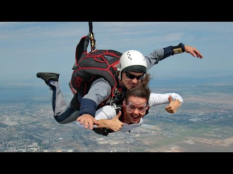 Видео: Наталья Емельяненкова. Тандем прыжок. Волгоградский аэроклуб. Аэродром Средняя Ахтуба.