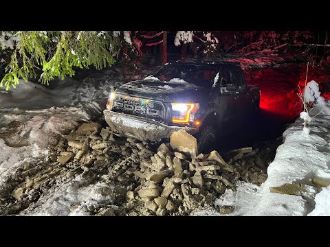 Видео: Потеряли Defender в яме, порвали лебедку на Raptor и разбортировали колесо!