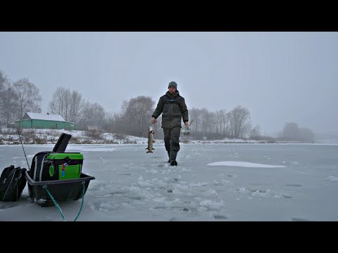 Видео: ОСТАВИЛ ЖЕРЛИЦЫ НА НОЧЬ В ЗАБРОШЕННОЙ ДЕРЕВНЕ БЕЗ ПРИСМОТРА! Зимняя рыбалка в странном месте.